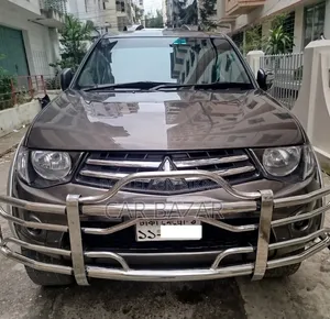 Mitsubishi L200 Double Cab 2.5 136hp Four-Wheel Drive 2010 Brown