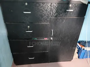 ওয়ার্ডরোব কালো