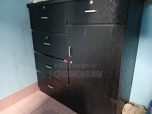 ওয়ার্ডরোব কালো