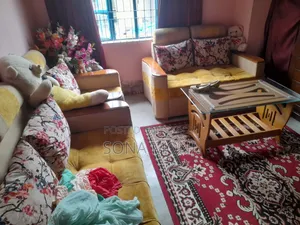 সোফা বিক্রয় করব।