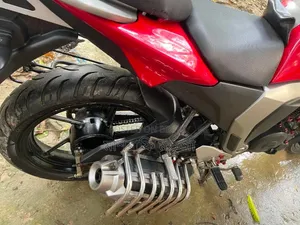 ইয়ামাহা ফেজার এফআই ভি২ ২০১৯ রেড