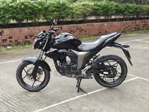 সুজুকি গিক্সার ২০২২ কালো