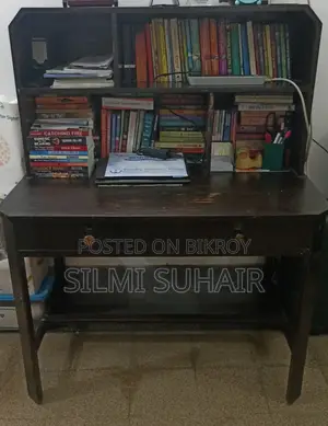 কাঠের পড়ার টেবিল এবং বইয়ের আলমারি