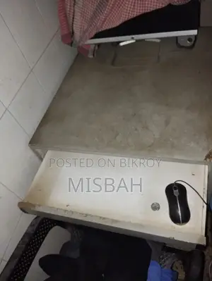 কম্পিউটার টেবিলটি বিক্রি করা হবে