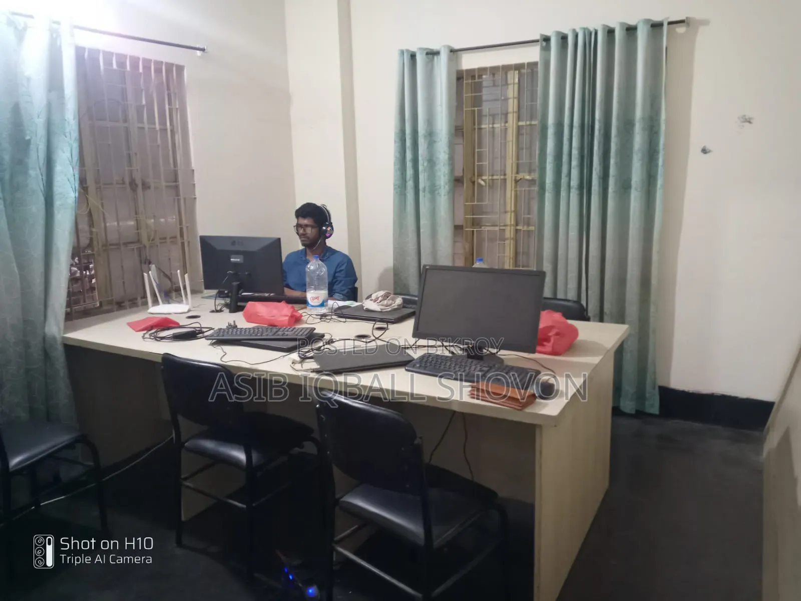 টিম ওয়ার্ক টেবিল অফিসের কাজে ব্যবহৃত।