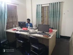 টিম ওয়ার্ক টেবিল অফিসের কাজে ব্যবহৃত।