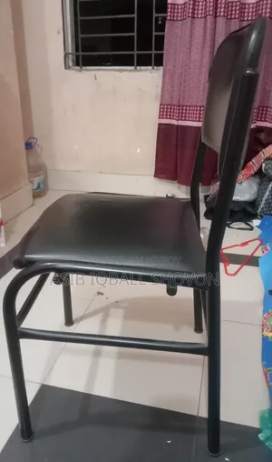 টিম ওয়ার্ক টেবিল অফিসের কাজে ব্যবহৃত।