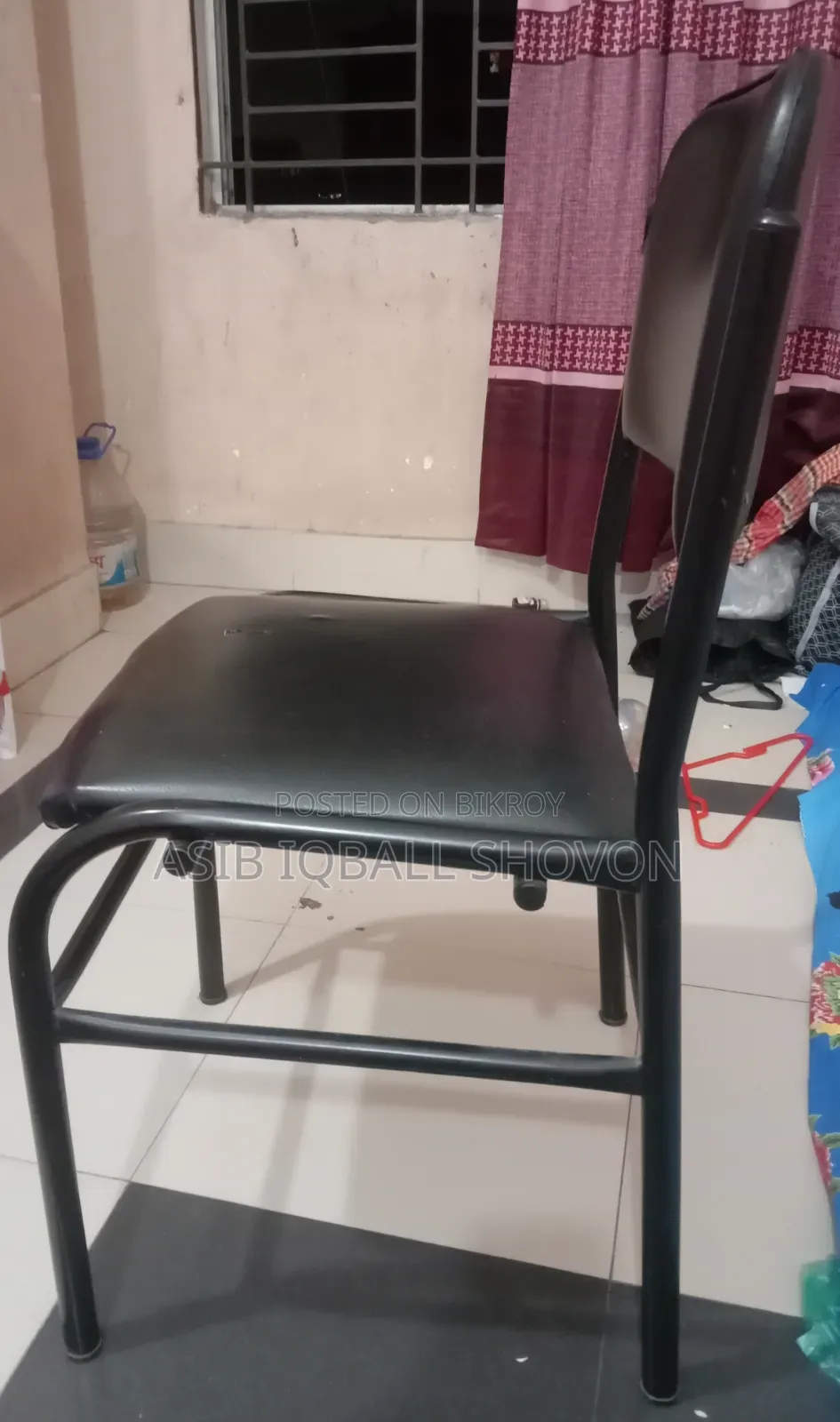 টিম ওয়ার্ক টেবিল অফিসের কাজে ব্যবহৃত।