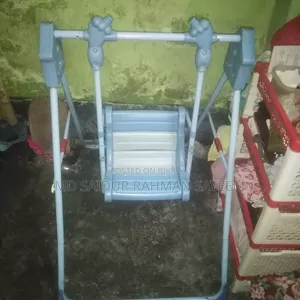 শিশুর খোদাই করা দোলনা