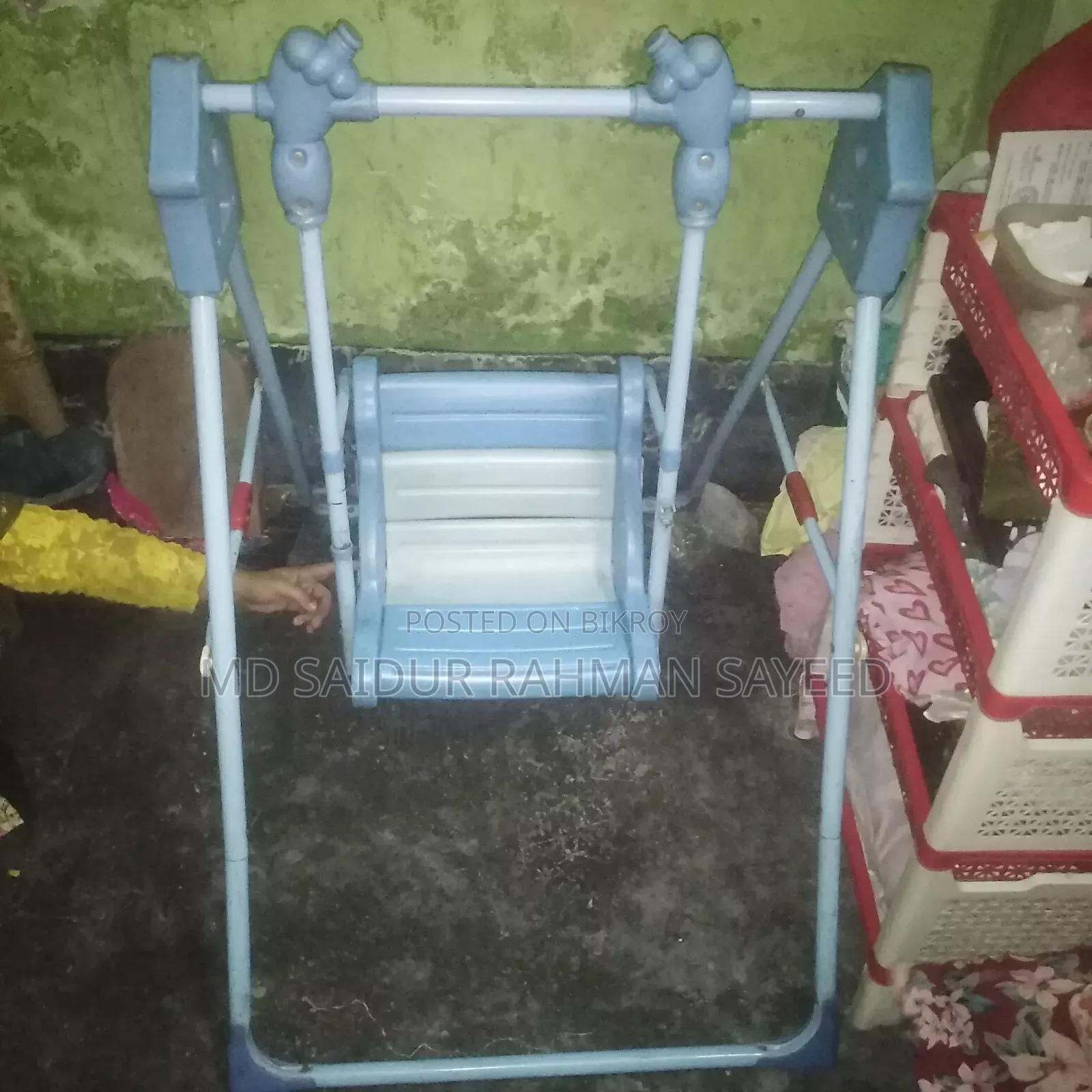 শিশুর খোদাই করা দোলনা