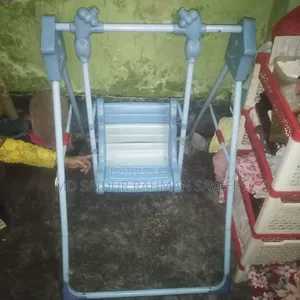 শিশুর খোদাই করা দোলনা