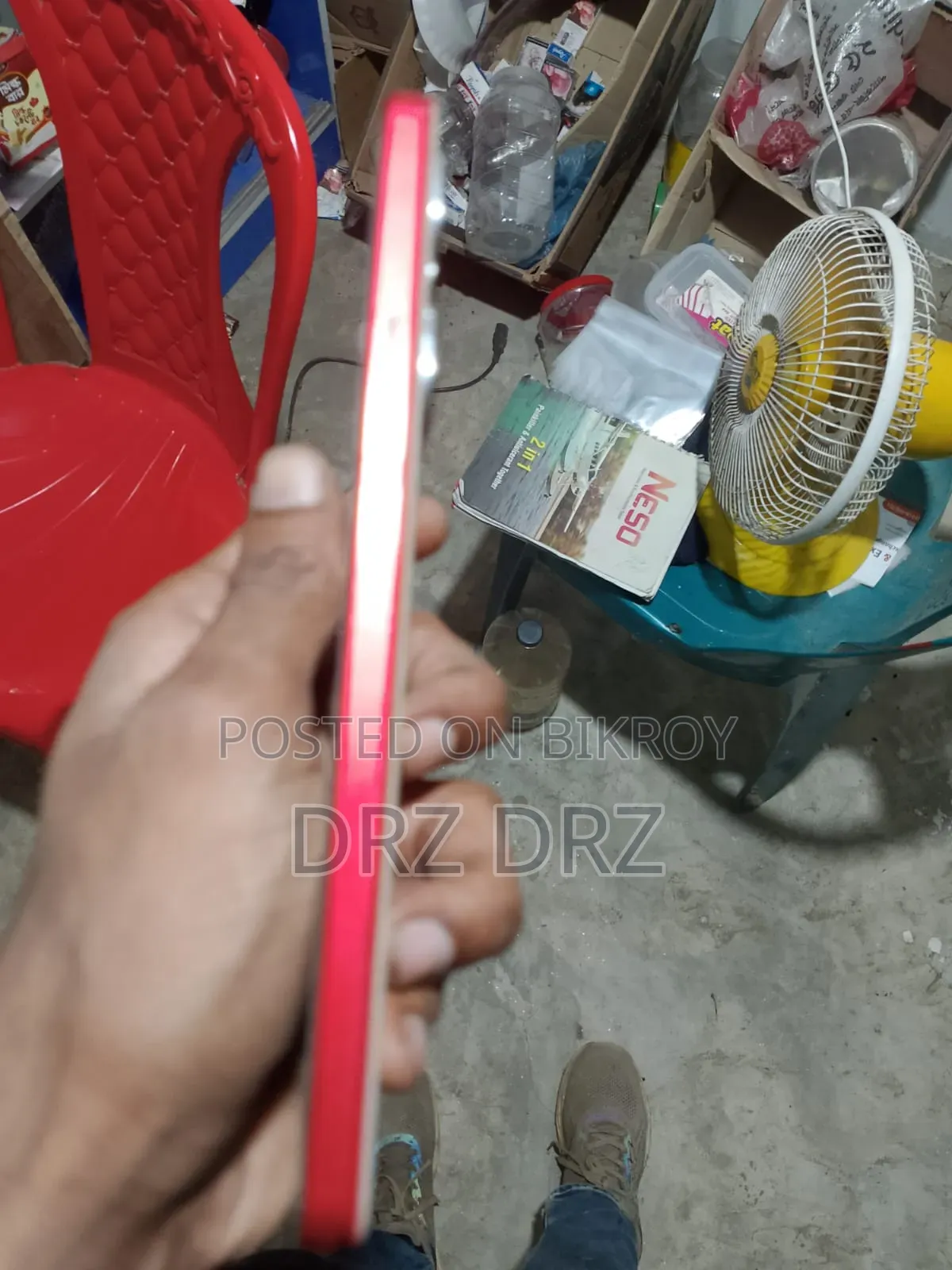 আইকিউওও ২৫৬ জিবি রেড
