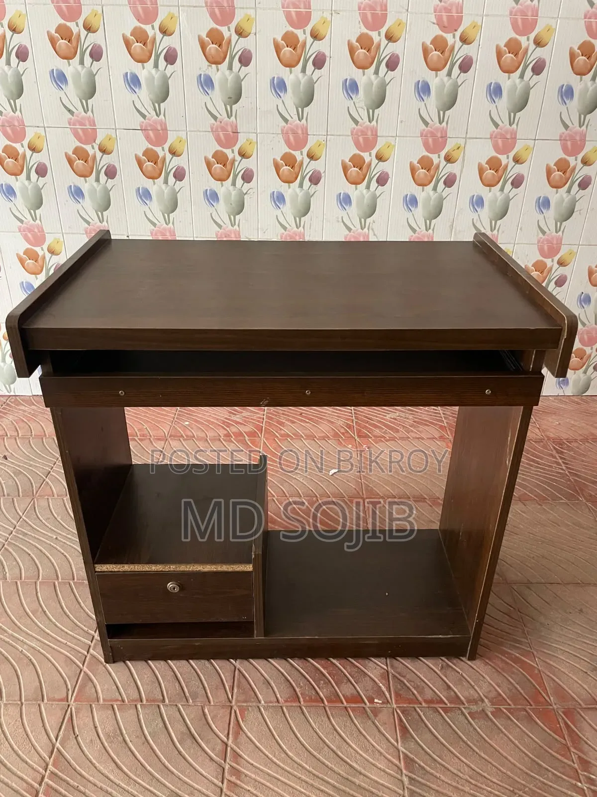 একটি রিডিং টেবিল বিক্রি হবে।