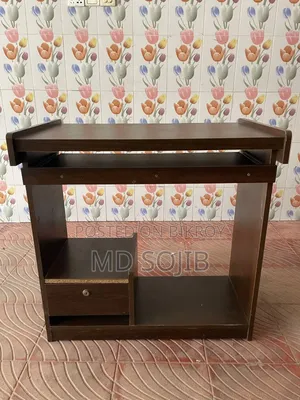 একটি রিডিং টেবিল বিক্রি হবে।