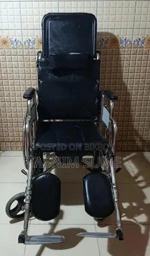 কমোড সুবিধা সহ শোয়ার হুইলচেয়ার