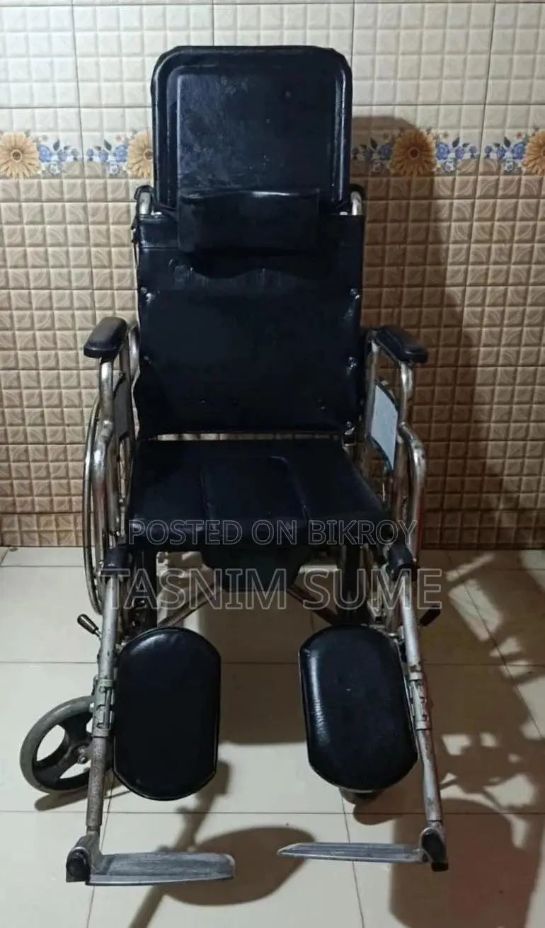 কমোড সুবিধা সহ শোয়ার হুইলচেয়ার