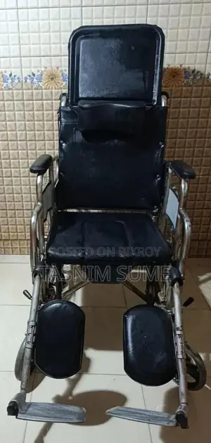 কমোড সুবিধা সহ শোয়ার হুইলচেয়ার