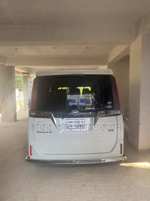 টয়োটা এস্কয়ার ২০১৯ সাদা