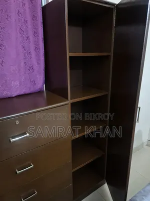 আয়না এবং স্টোরেজ ক্যাবিনেট সহ কাঠের ড্রেসিং টেবিল