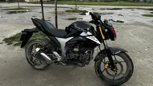 সুজুকি জিক্সার ২০২৩ ব্ল্যাক