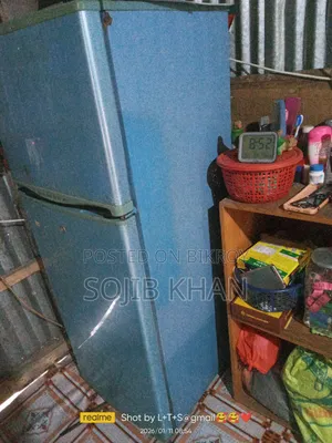 একটা ফ্রিজ