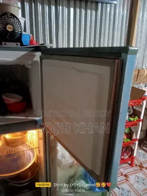 একটা ফ্রিজ
