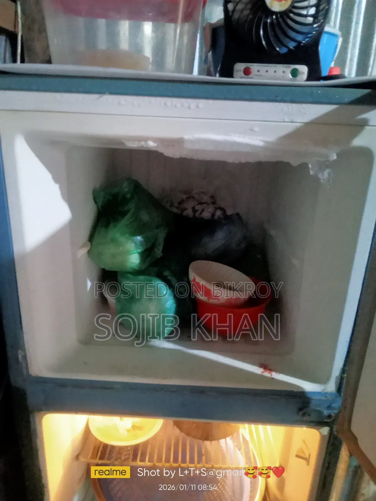 একটা ফ্রিজ