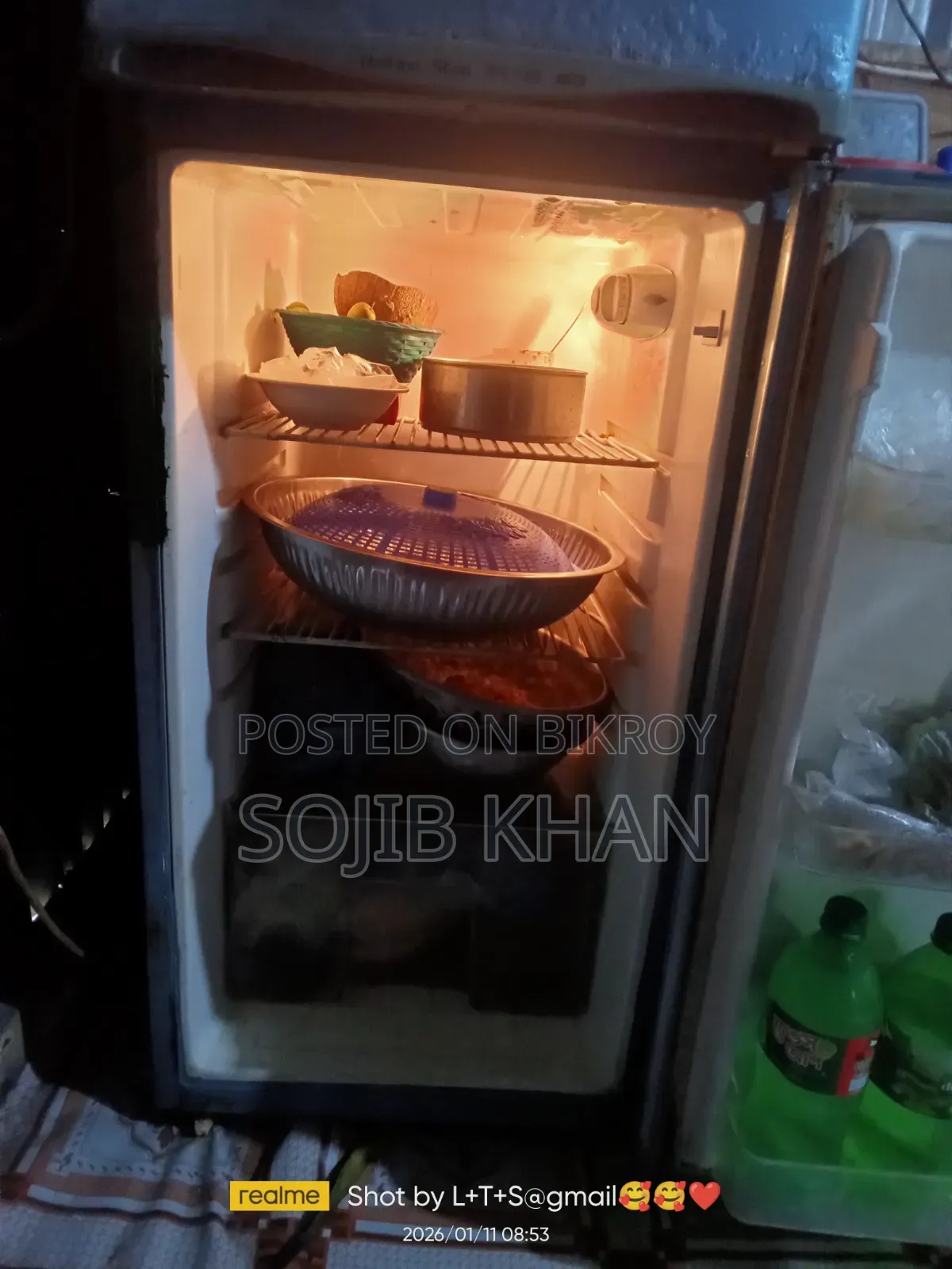 একটা ফ্রিজ