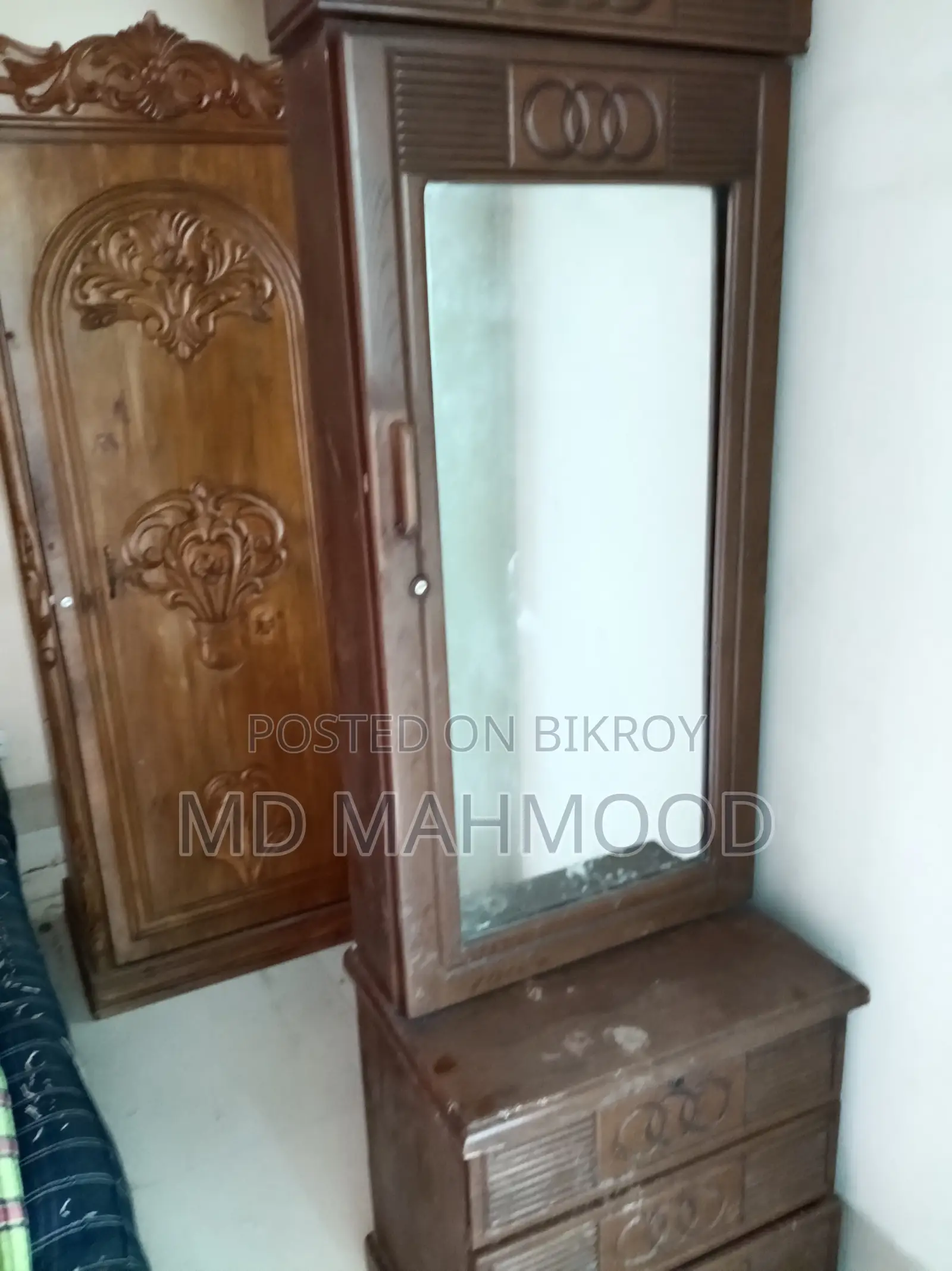 আলমিরা সেগুন কাঠের তৈরি