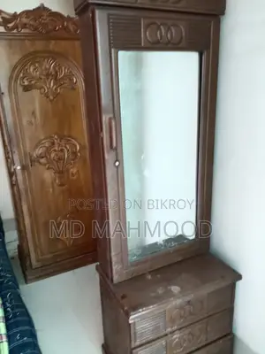 আলমিরা সেগুন কাঠের তৈরি