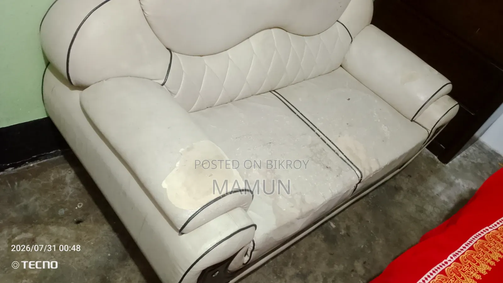 সোফা ব্যবহার হয়েছে