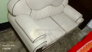 সোফা ব্যবহার হয়েছে