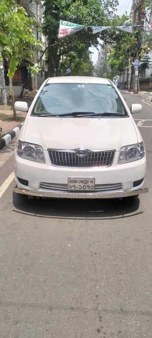টয়োটা করোলা ২০০৪ সাদা