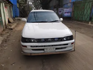 টয়োটা করোলা ২০০০ সাদা