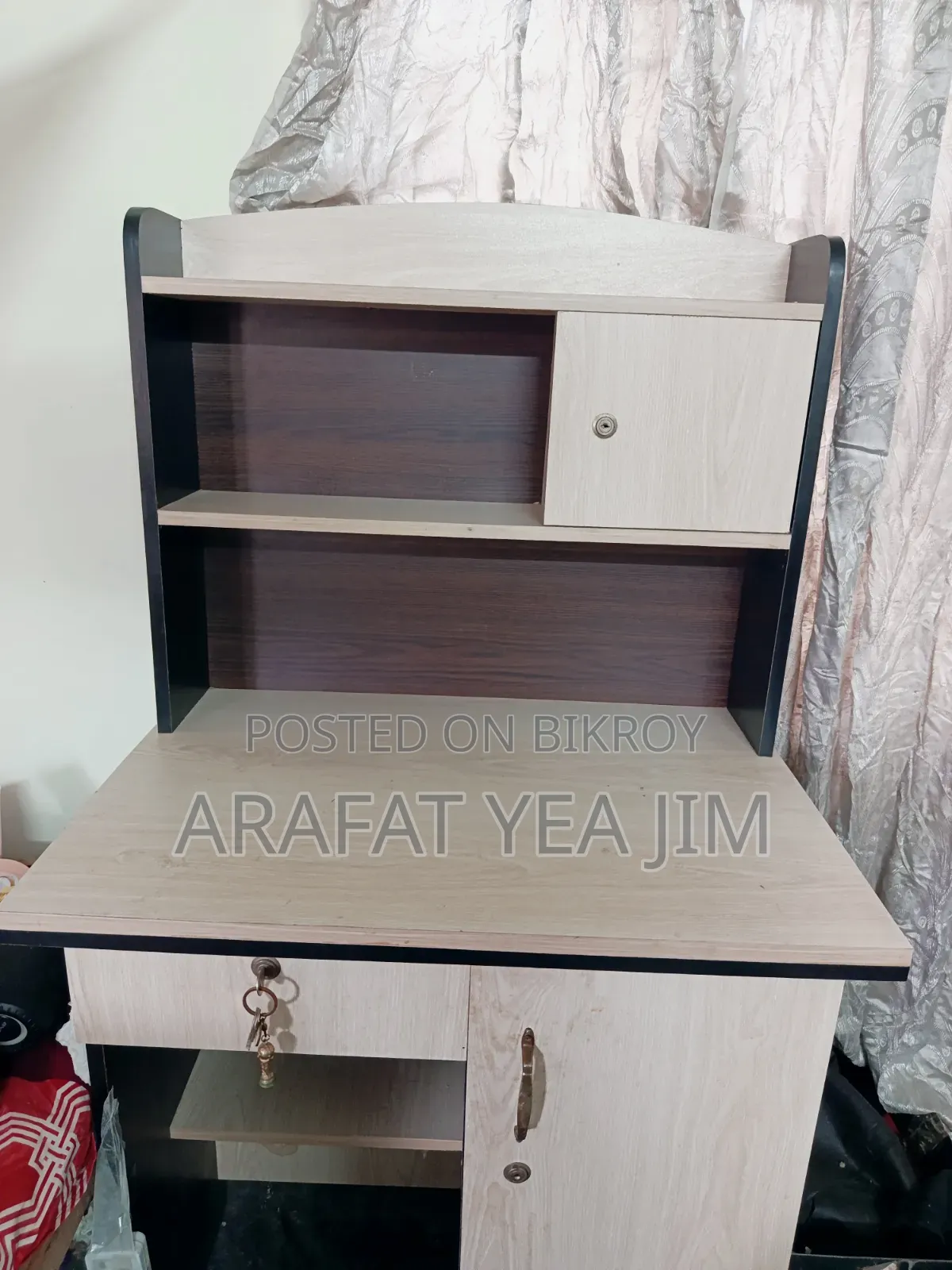 পড়ার টেবিল