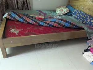 প্রায় নতুন খাট ম্যাট্রেস সহ