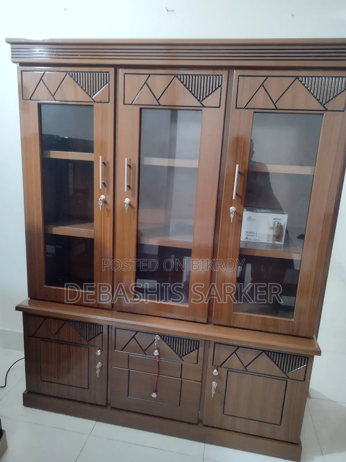 শো‌কেইস ,একদম নতুন। ব‌্যবহার হয় নাই ।