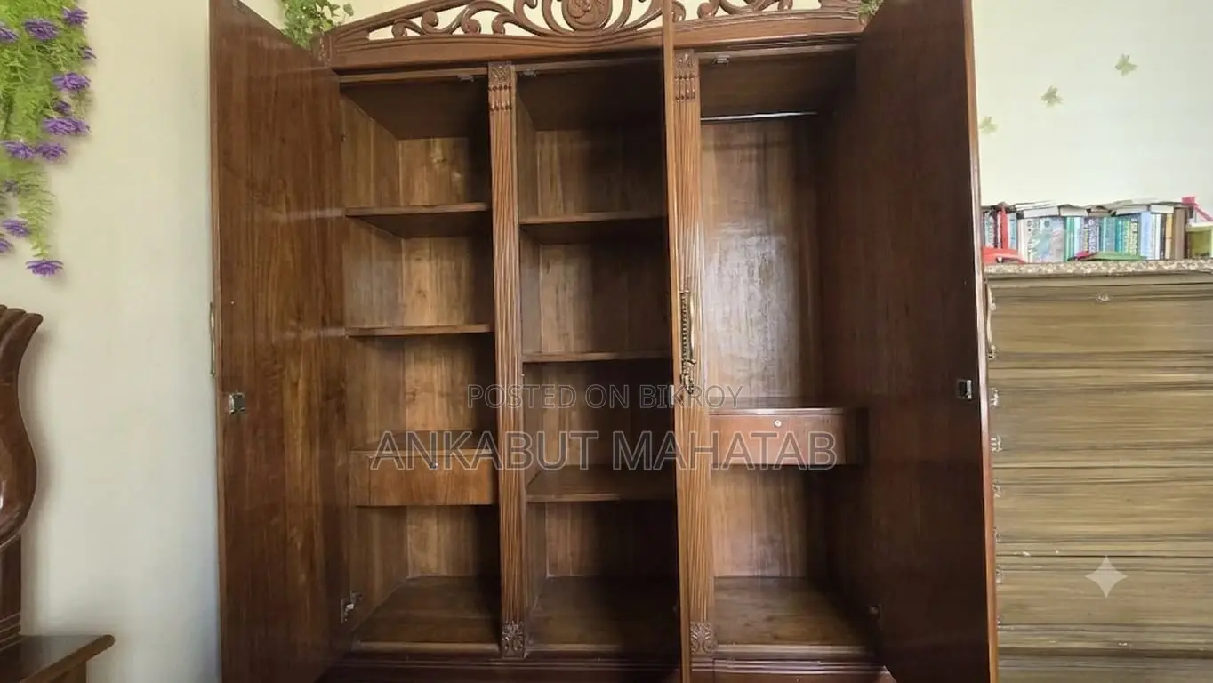 রাজকীয় ক্লাসিক্যাল উডেন বেডরুম সেট বিক্রি হবে (প্রিমিয়াম কোয়ালিটি)