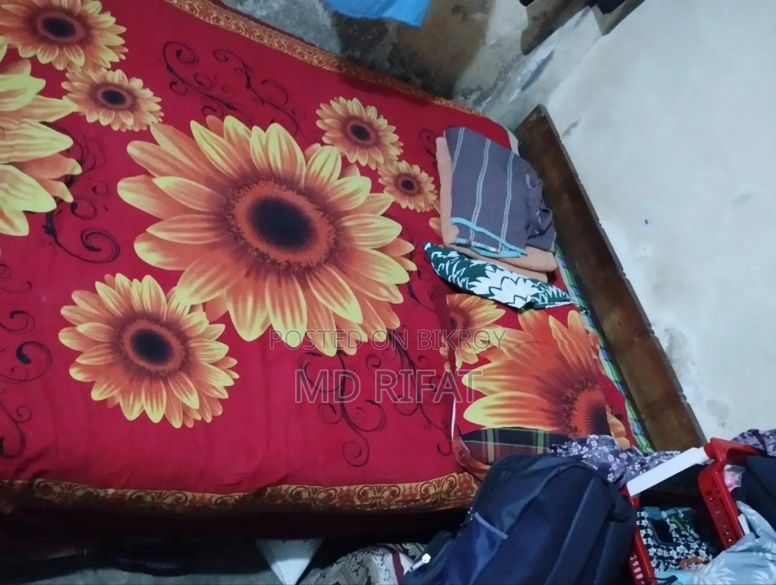 একটি ব্যবহৃত সেগুন কাঠের খাট