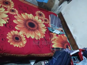 একটি ব্যবহৃত সেগুন কাঠের খাট