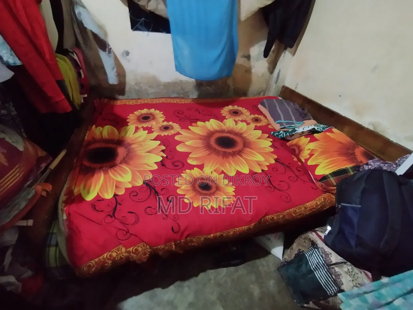 একটি ব্যবহৃত সেগুন কাঠের খাট