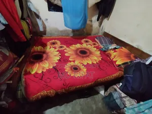 একটি ব্যবহৃত সেগুন কাঠের খাট