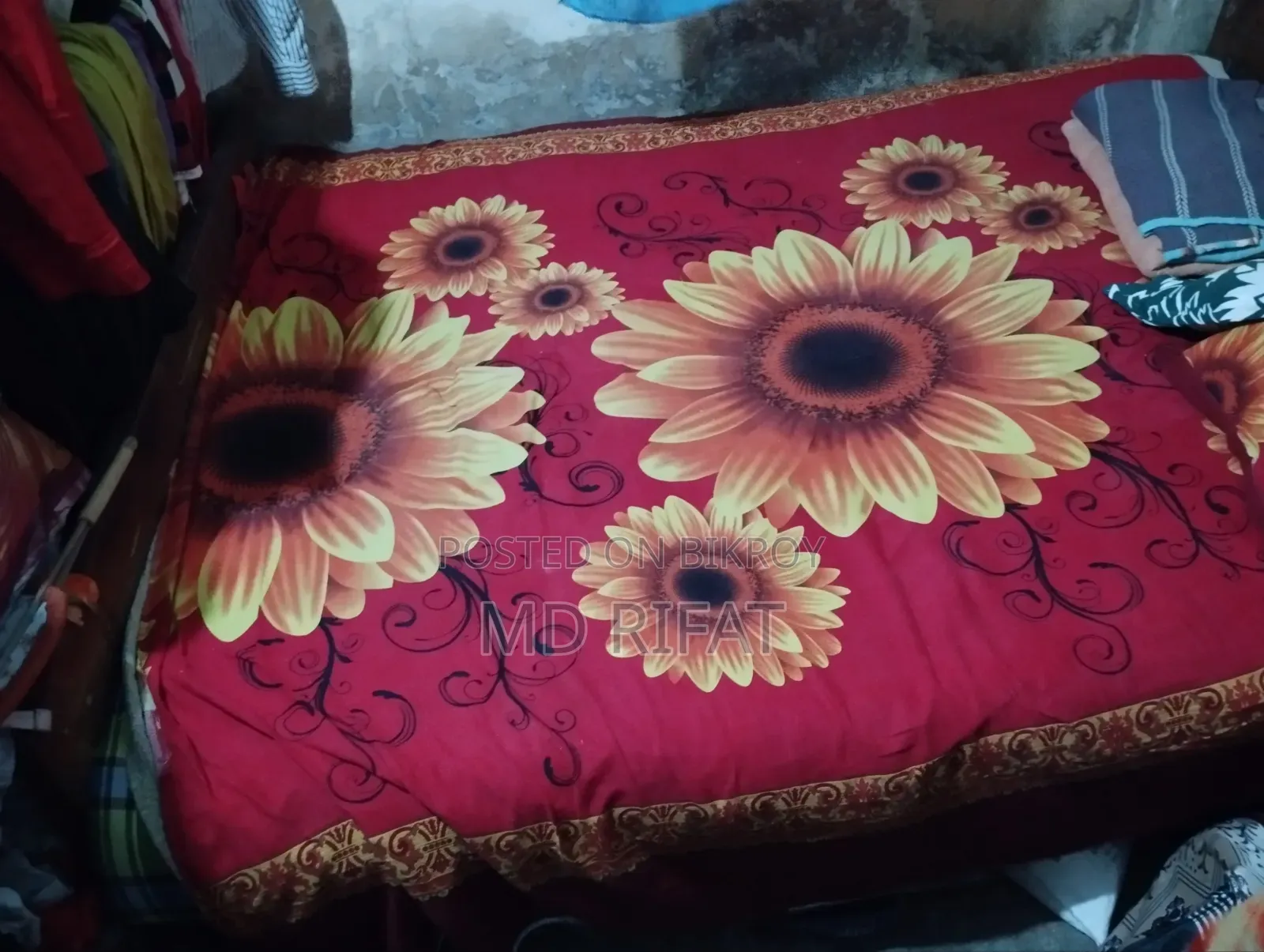 একটি ব্যবহৃত সেগুন কাঠের খাট