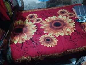 একটি ব্যবহৃত সেগুন কাঠের খাট