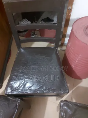 গদিওয়ালা তিনটা কাঠের চেয়ার