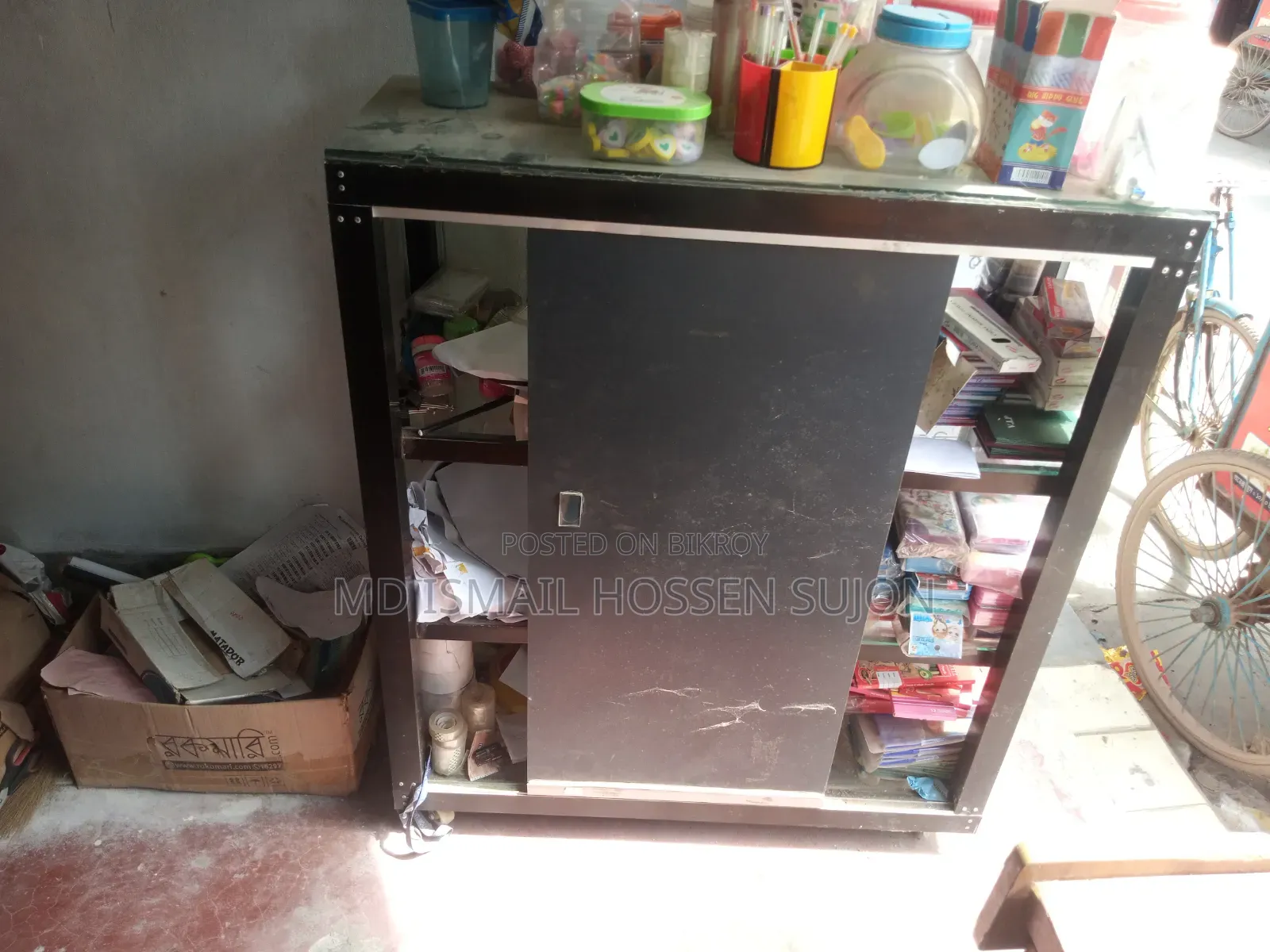 দোকানের র্যাক এবং কাউন্টার অ্যালুমিনিয়াম শোকেস