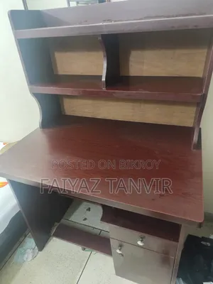 পড়ার টেবিল