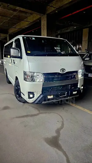 টয়োটা হাইয়েস ২০২২ সাদা
