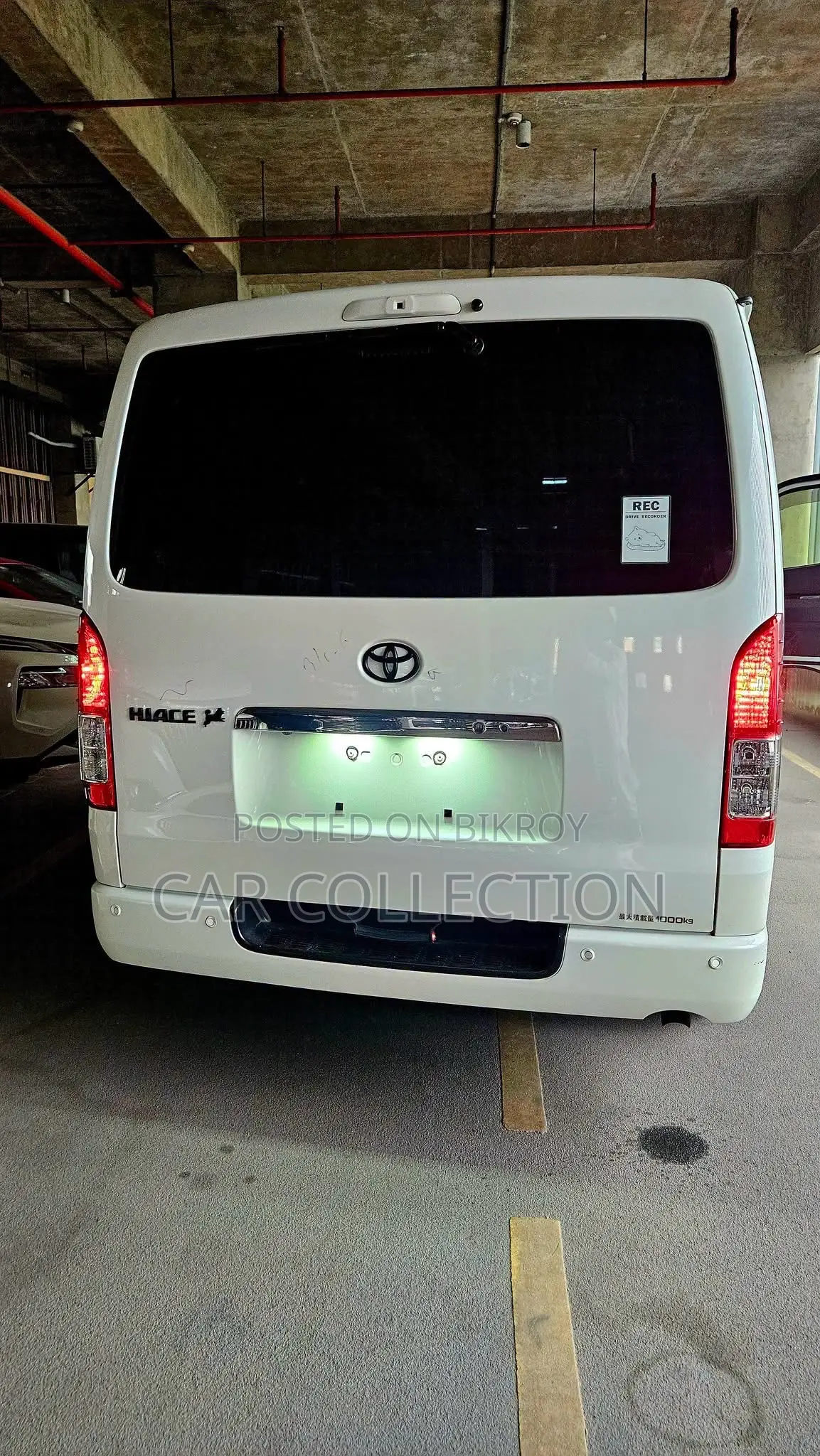 টয়োটা হাইয়েস ২০২২ সাদা