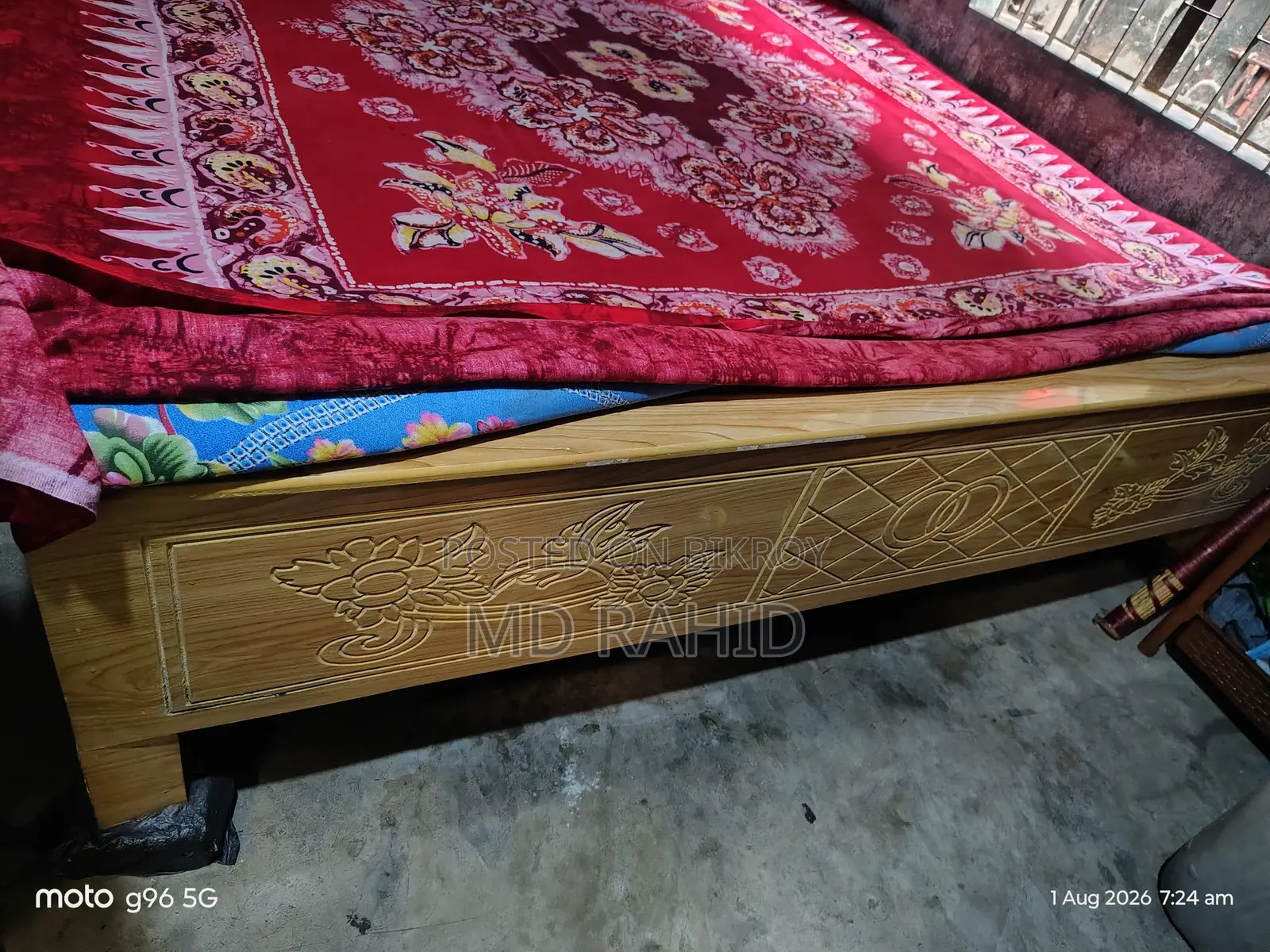 ৪-৫ জন ঘুমানোর মতো বিশাল বড় খাট।